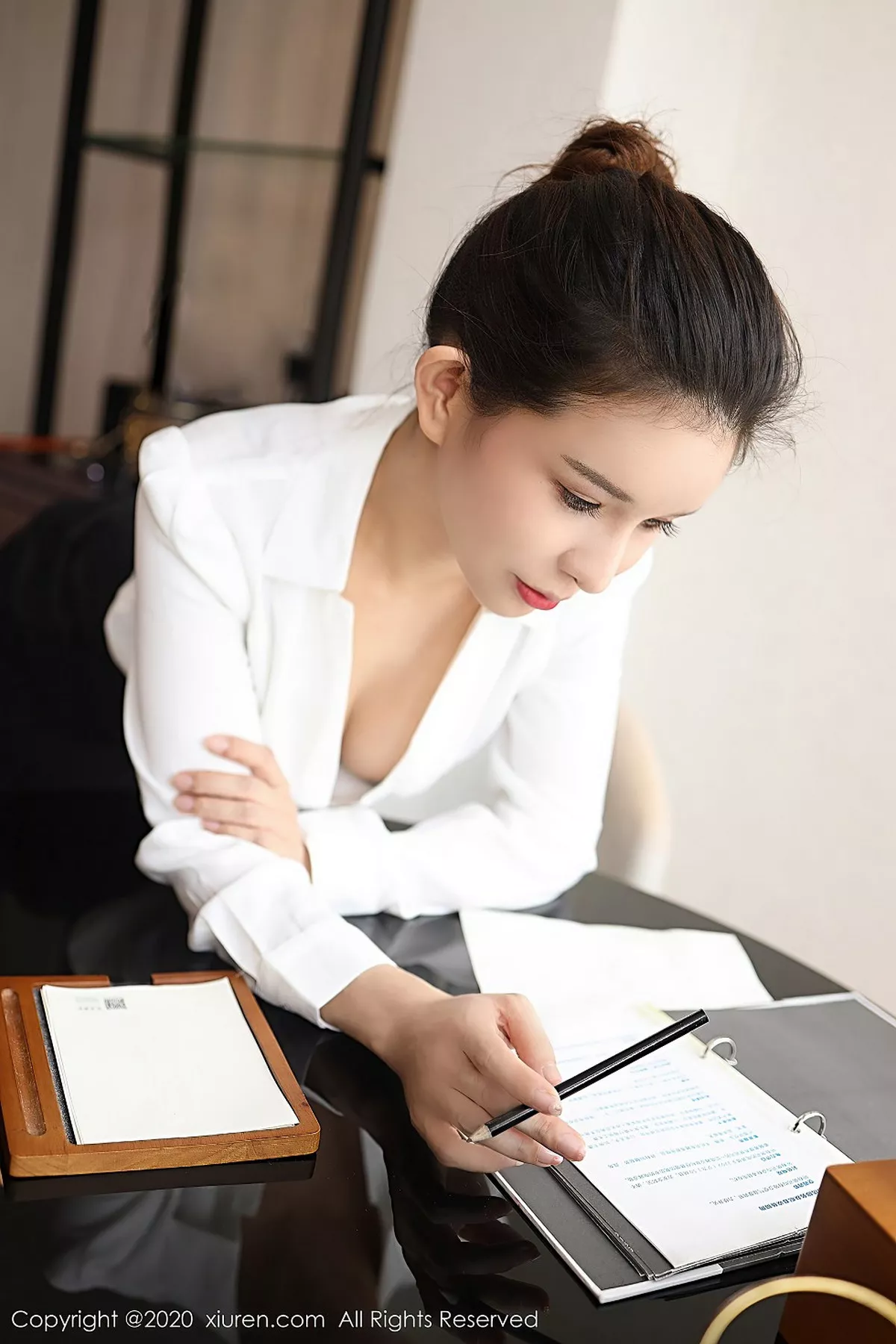 秀人集.com_[XiuRen秀人网]No.2596_嫩模张雨萌职场OL制服主题白衬衫配黑短裙黑丝裤袜秀翘臀诱惑写真53P